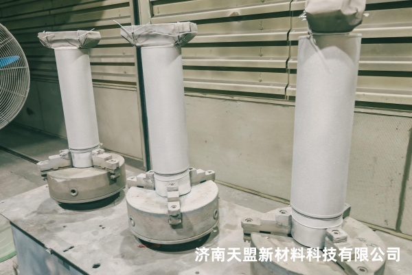 闸板轴作为工业阀门核心部件，长期承受摩擦、腐蚀等严苛考验，表面磨损、拉伤直接导致设备停机，给企业带来巨大损失。我们采用HWOF+2700 超音速喷涂工艺，精准攻克闸板轴修复难题，以超高标准交付成果，赢得客户高度认可！ 修复核心亮点十足：选用高性能复合喷涂材料Cr₂C₃-25NiC+10C4CrWC ，兼具超强耐磨性与抗腐蚀性，完美适配复杂工况需求。通过先进超音速喷涂技术，涂层结合牢固紧密，无砂眼、气孔、剥离等缺陷，从根源上杜绝使用中脱落风险。 严格把控加工精度：喷涂后经精密加工，尺寸完全契合图纸要求，表面粗糙度低至Ra0.4，直线度、跳动、同心度均控制在 **<00.02mm** 以内，确保安装后运转顺畅、密封严密。针对闸板轴表面受损问题，量身定制喷涂方案，全面恢复甚至超越原部件性能。 无论是恶劣工况下的磨损修复，还是精准尺寸的恢复需求，我们都能凭借成熟工艺、优质材料与严苛质控，为客户提供高可靠性解决方案。此次闸板轴喷涂修复项目，不仅解决了客户设备运维痛点，更以超预期效果收获满意反馈，成为工业部件精准修复的标杆案例！.jpg